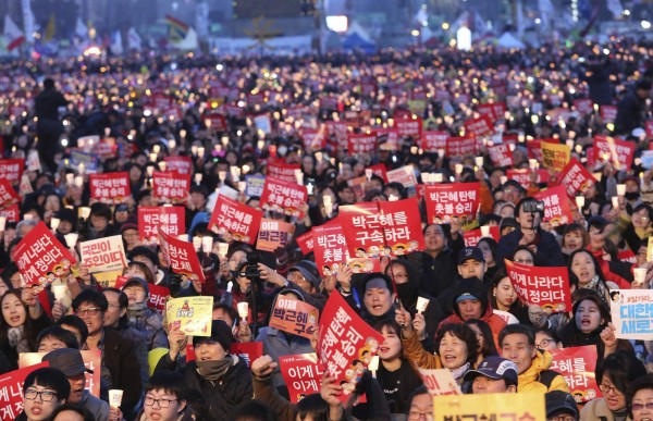 南韓在今年發起「燭光革命」,成功扳倒備受爭議的前總統朴槿惠。(美聯社)