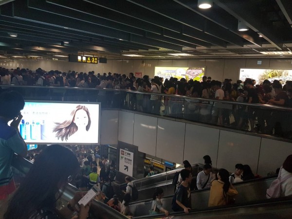 北北基宣布今下午4點停班停課,4點過後捷運湧入大批人潮,捷運站塞爆彷彿跨年人潮。(網友提供)