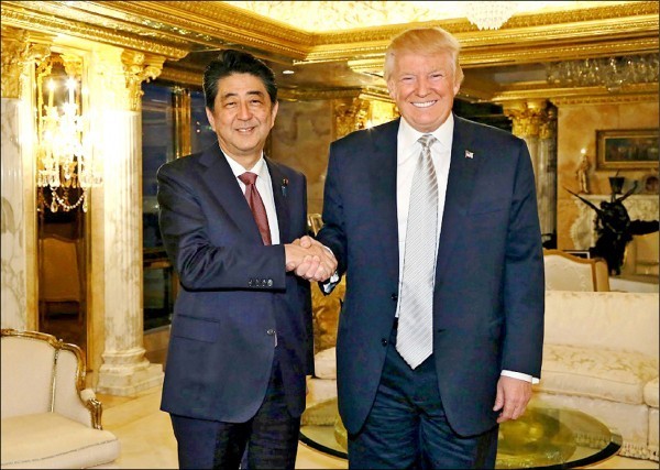 日本首相安倍晉三今晚與美國總統川普舉行電話會談，兩人同意在川普與北韓領袖金正恩舉行高峰會前，先舉行川安會。（法新社）