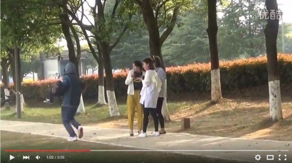 中國街頭綁架兒童實驗,9次實驗,沒有任何一個路人伸出援手。(圖擷自影片)