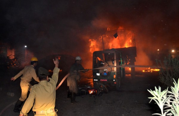 巴基斯坦一輛軍用卡車遭自殺摩托車衝撞,造成至少15人死亡和32人受傷,由於爆炸威力強大,多輛汽機車起火燃燒。(法新社)