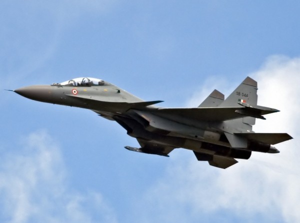 面對鄰國中國和巴基斯坦的威脅，印度空軍認為自己有能力應付「兩線戰爭」，並稱若與中國發生空戰，印度能夠打得贏中國。圖為印度Su-30MKI戰鬥機。（圖擷取自維基百科）