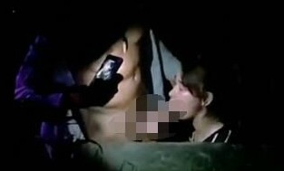 中國女子和西班牙男子喝醉酒後，在成都蘭桂坊街邊「趴趴趴」。（圖擷取自微博）