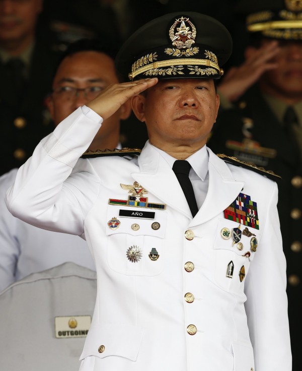 菲律賓總統杜特蒂在本月4日,任命前三軍參謀總長安紐(圖前)為代理內政部長,讓國內民間團體對「內閣軍事化」感到擔憂。(歐新社資料照) 菲律賓總統杜特蒂在本月4日,任命前三軍參謀總長安紐(圖前)為代理內政部長,讓國內民間團體對「內閣軍事化」感到擔憂。(歐新社資料照)
