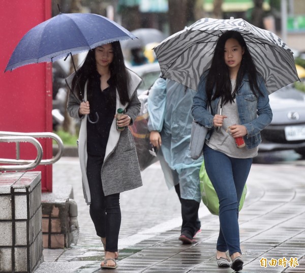 明(8日)冷空氣再度南下,這波冷空氣強度將比上波還強,台北將降至14度,有機會首度達冷氣團標準。(資料照,記者簡榮豐攝)