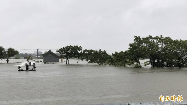 因豪大雨淹水，南台灣養殖漁業損失慘重。圖為嘉義魚塭。（資料照）