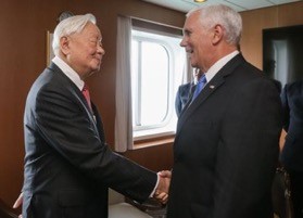 美國副總統彭斯（右）上午在結束大會發言後，下午與張忠謀進行雙邊對話，外交部也在推特上公布2人會面照片。（擷自外交部推特）