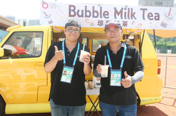 Staff at the Universiade Athletes’ Village sample bubble milk tea at the complex’s official opening in New Taipei City’s Linkou District yesterday.
Photo: CNA
Staff at the Universiade Athletes’ Village sample bubble milk tea at the complex’s official opening in New Taipei City’s Linkou District yesterday.
Photo: CNA