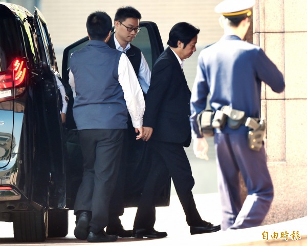 行政院长赖清德今天召集各部会首长与政委等30多人进行的政策大检讨会议将在下午2时半于行政院登场,不过,赖清德在今天下午1时25分已提前进入行政院。(记者廖振辉摄)