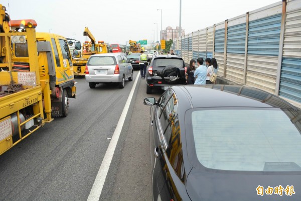 7月1日起,車輛於國道拋錨停放車道外側路肩,將不得超過2小時改為不得逾1小時,否則將開罰600至1200元。示意圖。(資料照)