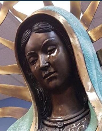 美國一間教堂，今年5月傳出一座聖母像流淚奇景、淚水帶有玫瑰味，吸引大批遊客、信徒朝聖。（圖翻攝自教堂臉書粉專）