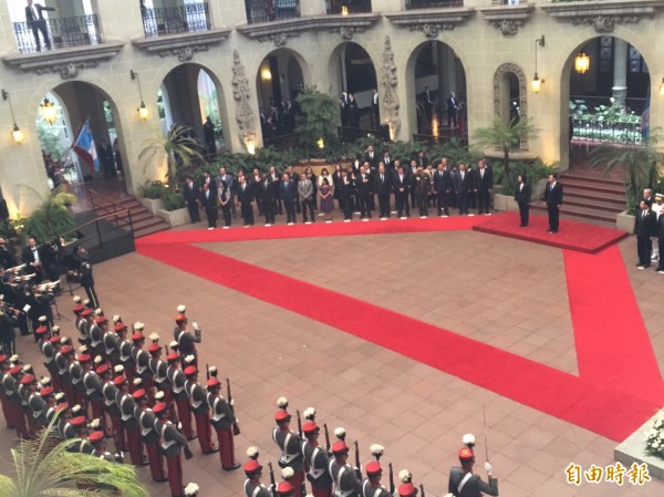 瓜國總統莫拉雷斯在文化宮以軍禮歡迎蔡英文總統到訪。(記者蘇永耀攝)