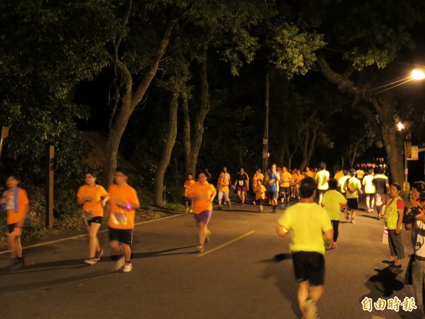 醫師提醒,夜跑賽事的環境溫度走向為從32℃慢慢降至30℃,處在高溫的時間更長,相對提高中暑、熱衰竭危機。示意圖,與新聞事件無關。(資料照)