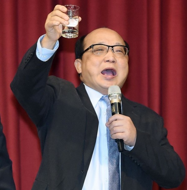 陳庚金「能撈就撈」的發言,胡志強在旁叫好。不過,胡志強事後卻在臉書上澄清自己沒聽清楚,鼓掌只是禮貌。(資料照,記者廖振輝攝)