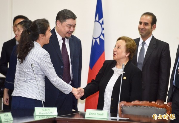 諾貝爾和平獎得主希琳.伊巴迪(Shirin Ebadi)(前右)認為中國政府沒有提供民主鬥士劉曉波應有的醫療服務,更直言「中國是謀殺者(murderer)」諾貝爾和平獎得主Shirin Ebadi(前右)17日拜會立法院。(記者羅沛德攝)