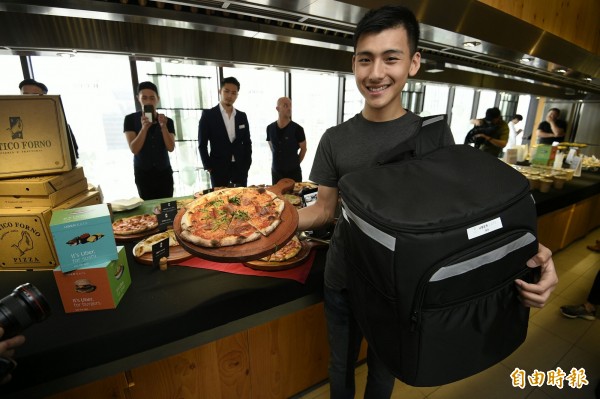 提供美食派送服務的UberEATS今天上午11時正式在台提供服務。(記者陳志曲攝)
