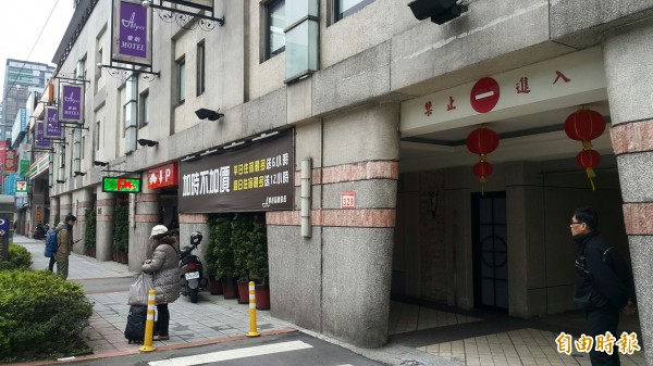 台北市松山區南京東路一處汽車旅館，今日中午12時30分許，飯店人員發現旅館內2樓的房間，有一名年約42歲的男子頭部中槍身亡，警方正封鎖現場釐清案情。（記者鄭景議攝） 