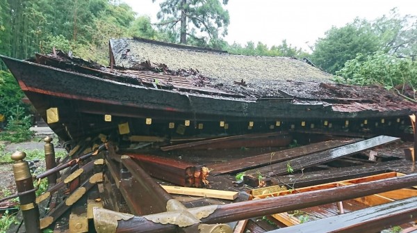 平野神社整個倒塌。(圖擷取自平野神社官方《推特》)