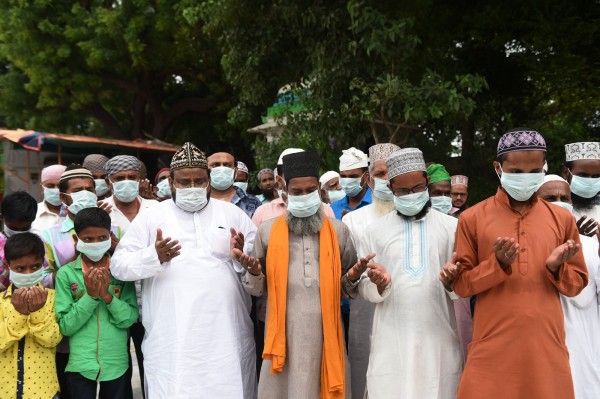 俗稱豬流感的H1N1病毒今年再度肆虐印度，奪走超過1000條人命，民眾紛紛戴上口罩防止受到傳染。（法新社）