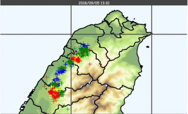 即時閃電觀測偵測到桃竹苗有大量閃電訊號，氣象局針對桃竹苗加發大雷雨即時訊息。（中央氣象局）