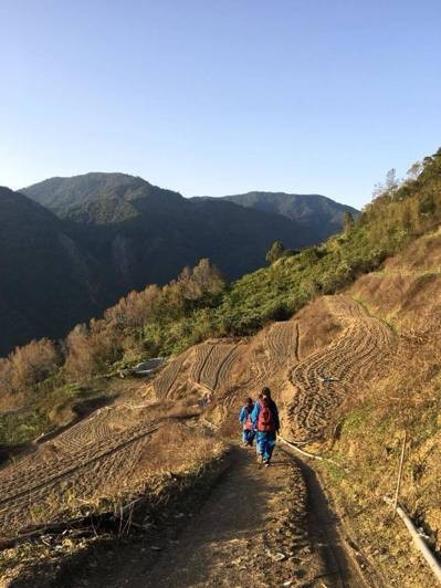 合歡山雪季遊客擠滿下山公車!山上學生擠不上公車,只好忍受凍風走3公里下山。(南投縣仁愛國中校長朱珮芬授權使用)