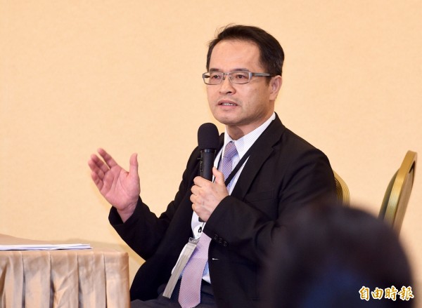 針對行政院黨產會24日召開救國團案第二次聽證會,救國團出動多達7名學者專家應戰,其中甚至包括現任總統府人權諮詢委員會委員、中正大學財經法教授黃俊杰,形成府人權委員打臉行政院黨產會的情況。(記者羅沛德攝)