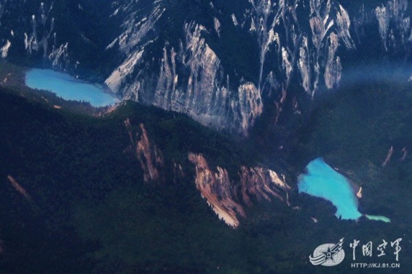 中國空軍發布九寨溝強震後山川照片。(圖擷取自中國空軍網)