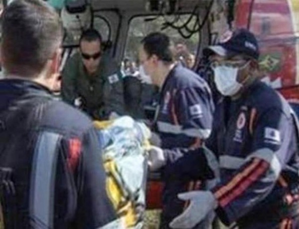 警消將受傷者送醫。(圖擷取自太陽報) 警消將受傷者送醫。(圖擷取自太陽報)