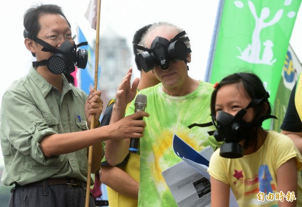 606反空汙全台大遊行台北場,6日在總統府前舉辦「森呼吸健康操」活動,參與的環保團體戴上防毒面具或口罩,要求政府具體改善空氣品質,維護國民健康,包括課徵能源稅、保護樹木等,台灣蠻野心足協會創會理事長學文魯彬(中)致詞時防毒面具一時脫不下來,打趣的表示反正空汙也看不到。(記者簡榮豐攝) 606反空汙全台大遊行台北場,6日在總統府前舉辦「森呼吸健康操」活動,參與的環保團體戴上防毒面具或口罩,要求政府具體改善空氣品質,維護國民健康,包括課徵能源稅、保護樹木等,台灣蠻野心足協會創會理事長學文魯彬(中)致詞時防毒面具一時脫不下來,打趣的表示反正空汙也看不到。(記者簡榮豐攝)