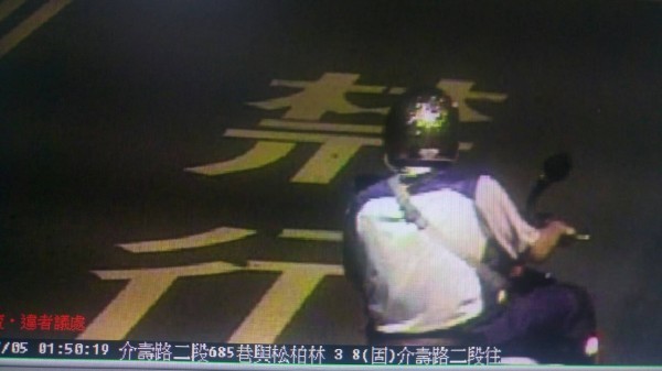 詹姓男子當時投擲汽油彈後騎贓車逃逸的身影被拍下。(資料照,記者周敏鴻翻攝)