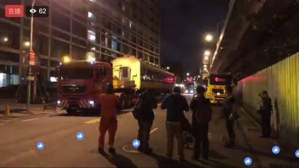 今凌晨2節583系車廂運抵台北機廠,有部分鐵道迷到場。(圖擷自《台灣鐵道路透社》臉書)