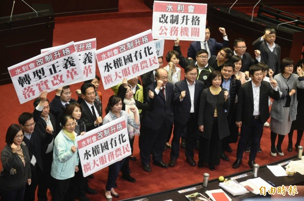 農田水利會組織通則修正案三讀完成後,民進黨立委在場中慶祝三讀通過。(記者劉信德攝)
