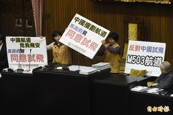 立法院舉行院會總質詢,台聯黨立委占領主席台,抗議政府同意M503航道試飛。(記者陳志曲攝)