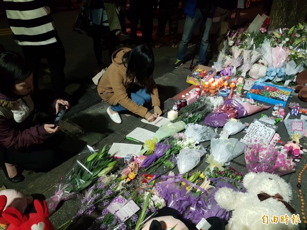 內湖女童命案發生後,民眾前往事發地點獻花悼念。(資料照,記者錢利忠攝)