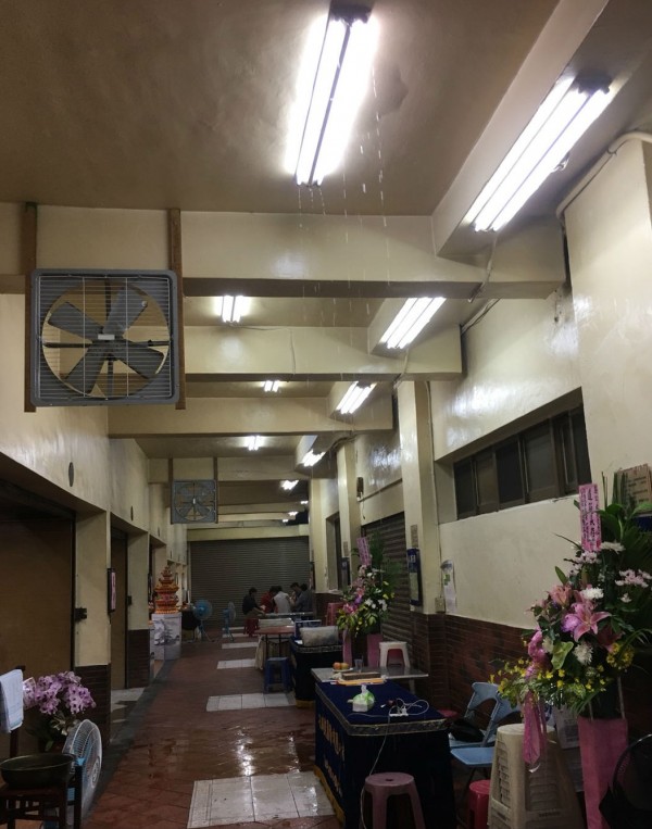 因花蓮雨勢過大，花蓮市殯儀館也有民眾反應館內漏水、街道陸續出現淹水情形，市公所已緊急派員前往了解。（民眾提供）