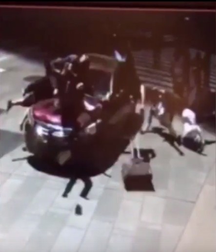 肇事車輛直接衝撞人群。(取自YouTube)