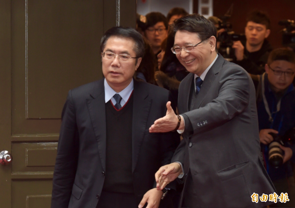 立法院1日举行第九届第5会期立委报到,民进党立委黄伟哲(左)排第1名。(记者黄耀徵摄)