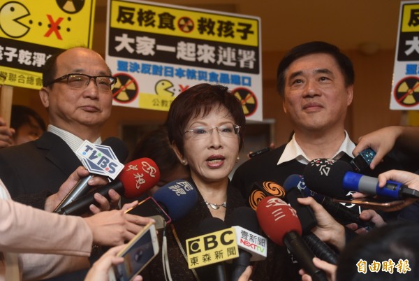 胡志強(左)出任郝龍斌(右)競選辦公室主委,傳讓洪秀柱(中)不滿。(資料照,記者簡榮豐攝)