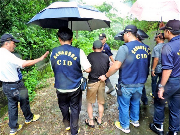 台南一名筍農採筍時，意外挖掘到一顆頭骨，警方查出死者為柬埔寨籍女子，鎖定同居並育有一女的58歲陳文釧（圖中黑衣者）涉案。（記者萬于甄翻攝）