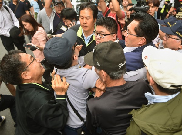 反年改群眾昨日包圍立法院,並且出手攻擊多位前往立院開會的官員們。圖為民進黨籍立委蔡易餘遭抗議群眾推擠。(資料照,記者方賓照攝)