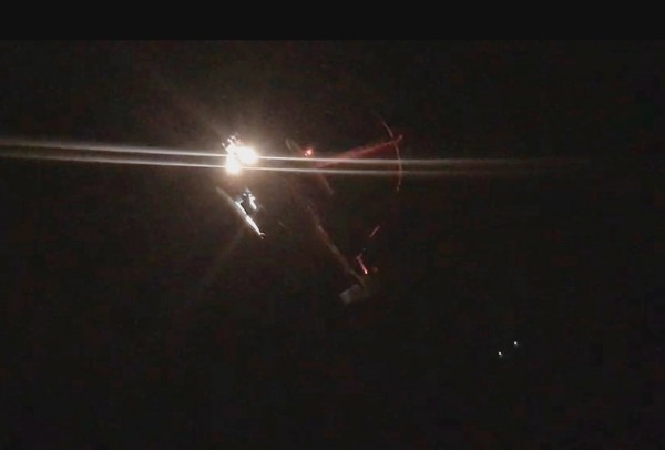 S-70C海鷗直升機晚間出動,吊掛救出擱淺貨輪上的4名船員。(記者林宜樟翻攝)