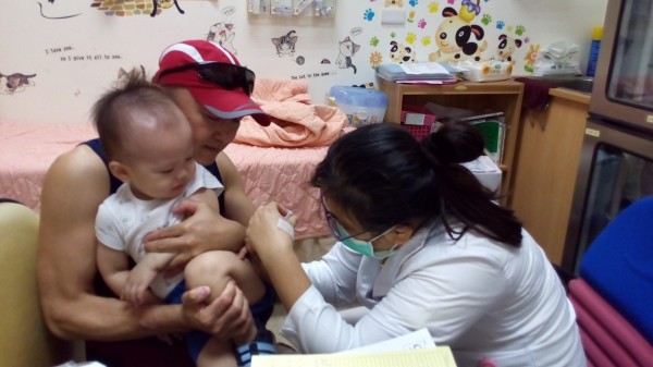 從明年元旦起,原訂幼兒常規疫苗將納入A型肝炎疫苗,疾管署今改口,稱政策要暫緩實施,待傷害審議以及評估財源後再全面實施。圖為幼兒施打疫苗。(北市衛生局提供)