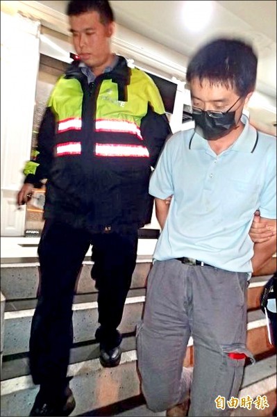 警方將涉嫌刺傷人的李本正移送法辦。（記者余衡攝）