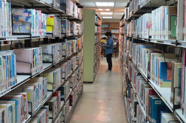 全台各縣市皆有大大小小的「借閱比賽」,然而,卻有網友質疑,推廣「借書」不等於推廣「閱讀」。(資料照,記者俞肇福攝)
