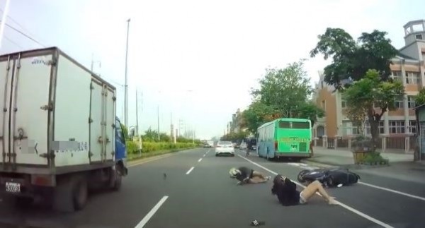 白色小客車將1對共乘機車的情侶撞翻,網友感到憤怒。(圖擷取自爆料公社)