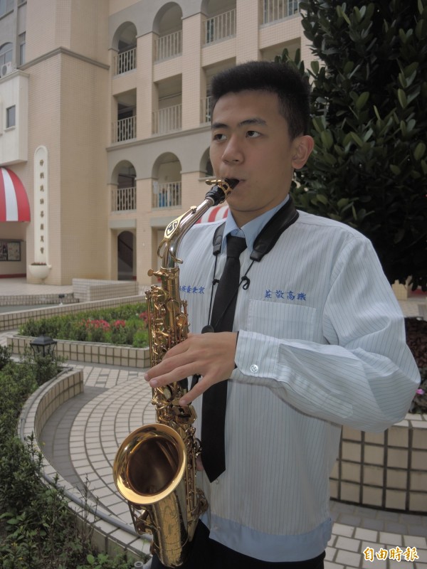 黃秉宏學習態度認真,不斷加強自己詮釋樂曲的技巧。(記者翁聿煌攝)