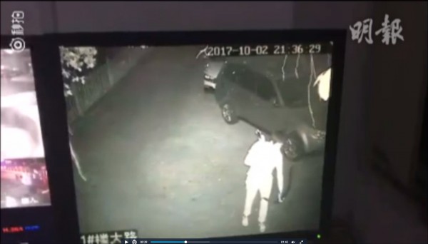 中國福州一名男子手持弓箭上街,射殺一隻白色寵物狗,過程被街上的閉路電視記錄下來。(圖片擷取自香港明報影片) 中國福州一名男子手持弓箭上街,射殺一隻白色寵物狗,過程被街上的閉路電視記錄下來。(圖片擷取自香港明報影片)
