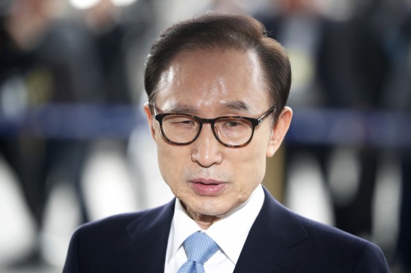 李明博今天上午前往首爾市中央地方檢察廳接受檢方訊問。(美聯社)