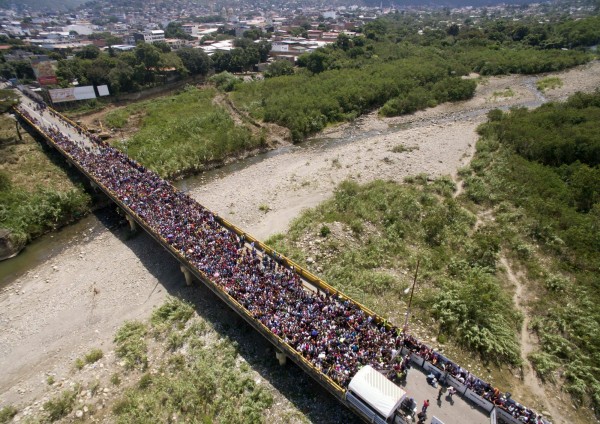 哥倫比亞總統桑托斯宣布將收緊移民限制，使成千上萬的委內瑞拉民眾湧入哥倫比亞邊境地區。（歐新社）