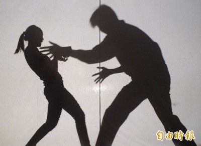 狼父撫摸親生女兒胸部與下體,以刑法59條替狼父減刑,最終判處5年緩刑,引起法界人士討論,猥褻親生女何來值得同情?(資料照)
